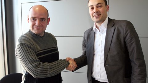 El diari Público contracta els serveis de l'Agència Catalana de Notícies (ACN). A la fotografia, l'acord amb el delegat de Público a Catalunya, David Miró, i el director de l'ACN, Saül Gordillo. 1 d'abril de 2009. Foto: Albert Salamé (ACN)