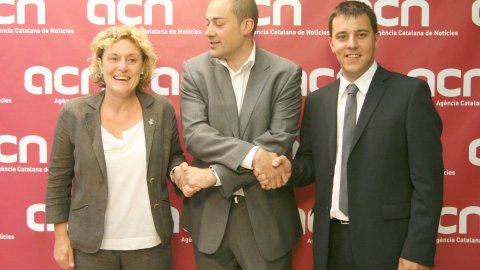 Acord entre l'Agència Catalana de Notícies (ACN) i la organització de la jornada Marca Ciutat, amb Pau Canaleta, l'alcaldessa de Roses, Magda Casamitjana, i el director de l'ACN, Saül Gordillo.  3 de juny de 2009. Foto: Albert Salamé (ACN)