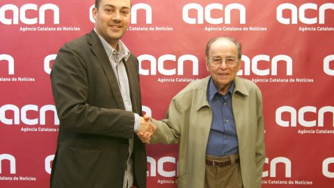 Signatura del conveni de col·laboració entre l'Agència Catalana de Notícies (ACN) i la Fundació Moret i Marguí per a la Memòria de la Població, amb el seu president, Jordi Moret i Marguí, i el director de l'ACN, Saül Gordillo. Barcelona. 9 de juny de 2009. Foto: Albert Salamé (ACN)