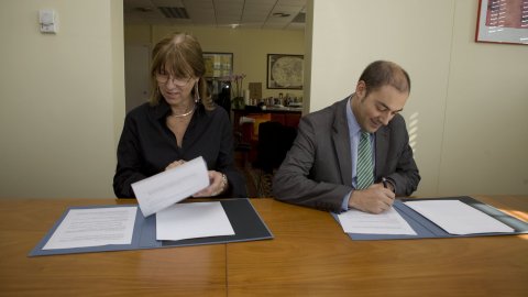 Signatura del conveni de col·laboració entre la Universitat Oberta de Catalunya (UOC) i l'Agència Catalana de Notícies (ACN) per a la realització d'un postgrau de periodisme multimèdia, amb la rectora de la UOC, Imma Tubella, i el director de l'ACN, Saül Gordillo. Barcelona. 29 d'octubre de 2009. Foto: Gemma Ustrell (ACN)