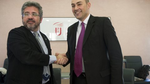 Signatura del conveni entre la Universitat Pompeu Fabra (UPF) i l'Agència Catalana de Notícies (ACN), que inclou el projecte d'un web de notícies de Catalunya en anglès, amb el rector, Josep Joan Moreso, i el director de l'ACN, Saül Gordillo. Barcelona. 9 de novembre de 2009. Foto: ACN