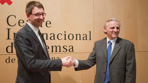 Acord entre l'Agència Catalana de Notícies (ACN) i l'agència EFE per compartir continguts audiovisuals, entre el president de l’agència EFE, Àlex Grijelmo, i el de l'Agència Catalana de Notícies (ACN), Carles Mundó. Centre Internacional de Premsa de Barcelona. 3 de desembre de 2009. Foto: Xabier Mikel Laburu (ACN)  