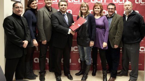 L'ACN comença el 2010 amb un conveni que regularà les condicions laborals específiques de l'agència. L'acord, aprovat amb un 80% de vots a favor a l'assemblea de treballadors, suposa un pas important per a la plantilla i l'empresa perquè estableix amb claredat els criteris que afecten tot el personal. La taula de negociació durant la signatura. Barcelona. 22 de gener de 2010. Foto: Oriol Campuzano (ACN)
