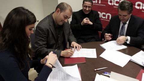 L'ACN comença el 2010 amb un conveni que regularà les condicions laborals específiques de l'agència. L'acord, aprovat amb un 80% de vots a favor a l'assemblea de treballadors, suposa un pas important per a la plantilla i l'empresa perquè estableix amb claredat els criteris que afecten tot el personal. La taula de negociació durant la signatura. Barcelona. 22 de gener de 2010. Foto: Oriol Campuzano (ACN) 