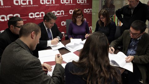 L'ACN comença el 2010 amb un conveni que regularà les condicions laborals específiques de l'agència. L'acord, aprovat amb un 80% de vots a favor a l'assemblea de treballadors, suposa un pas important per a la plantilla i l'empresa perquè estableix amb claredat els criteris que afecten tot el personal. La taula de negociació durant la signatura. Barcelona. 22 de gener de 2010. Foto: Oriol Campuzano (ACN) 