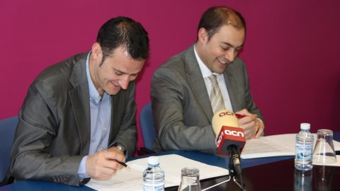 L'Agència Catalana de Notícies (ACN) signa un conveni amb l’Ens Públic de Ràdiotelevisió de les Illes Balears (IB3) per a l’intercanvi d’informació audiovisual. Antoni Martorell, director general d’IB3, i Saül Gordillo, director de l’ACN. Calvia (Mallorca). 9 d'abril de 2010. Foto: Martina Ramis (ACN)