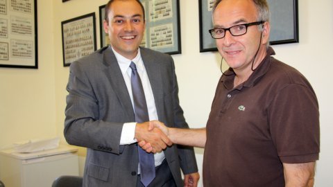 L'Agència Catalana de Notícies (ACN) signa un acord amb el deganat de la facultat de Lletres de la Universitat de Lleida (UdL) perquè alumnes de la llicenciatura de Comunicació Audiovisual i Periodisme puguin fer pràctiques a l'Agència. El director de l'ACN, Saül Gordillo, i el degà de la facultat, Joan Busqueta, durant la signatura de l'acord. Lleida, 22 de juliol de 2010. Foto: Oriol Bosch (ACN)