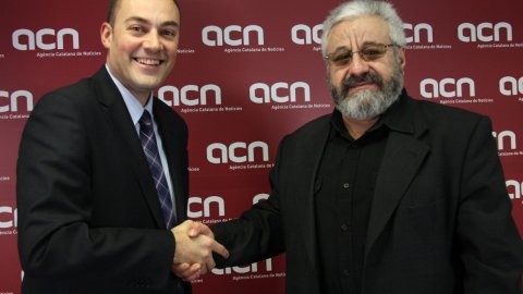 El president de l'Ens de Comunicació Associativa (ECA), Antoni Carné, i el director de l'Agència Catalana de Notícies (ACN), Saül Gordillo, signen un acord de col·laboració per distribuir entre els abonats de l'Agència notícies d'interès que generi l'associacionisme cultural català. 28 de febrer de 2011. Foto: Violeta Gumà (ACN)