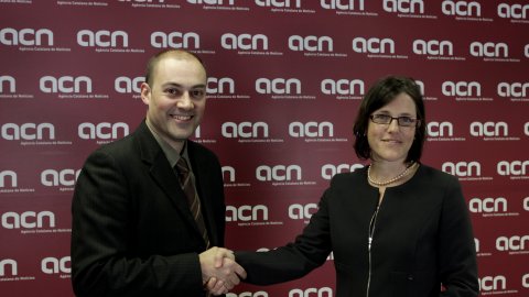 La directora gerent de la Fundació institut d'Educació Contínua (IDEC) de la Universitat Pompeu Fabra, Carme Martinell, i el director de l'ACN, Saül Gordillo, signen un acord perquè els estudiants del Màster en Periodisme Especialitzat en Política Internacional facin pràctiques a les delegacions de l'ACN a Brussel·les, Londres, París, Berlín i Nova York per adquirir experiència en les dinàmiques de treball de les corresponsalies a l'estranger. Barcelona. 1 de març de 2011. Foto: Oriol Campuzano