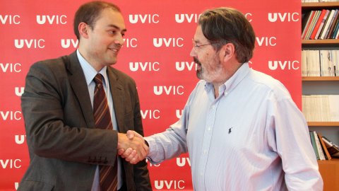 El rector de la UVIC, Jordi Montaña, i el director de l'ACN, Saül Gordillo, firmen un acord de col·laboració que permetrà als redactors de la delegació de l'ACN a comarques centrals aprofitar les instal·lacions de la UVIC i acollir estudiants de la Facultat d'Empresa i Comunicació per fer pràctiques formatives en periodisme multimèdia. Vic. 6 d'abril de 2011. Foto: Laura Busquets (ACN)