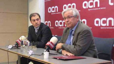 Roda de premsa a l'Agència Catalana de Notícies (ACN) del número 2 del PSC per Barcelona al Congrés, Joan Clos, amb el director de l'ACN, Saül Gordillo. 5 de març de 2008. Foto:  Marc Pijoan (ACN)