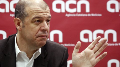 El secretari d'organització del PSC, José Zaragoza, a l'Agència Catalana de Notícies (ACN), amb el seu director, Saül Gordillo. Foto d'Albert Salamé. 10 de juliol de 2008.