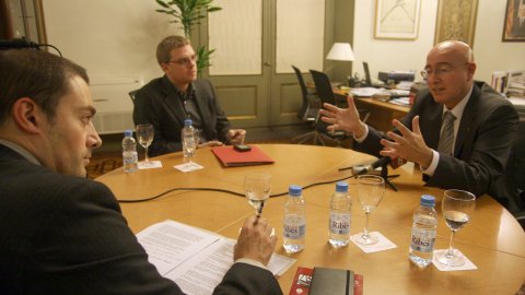 Entrevista del director de l'Agència Catalana de Notícies (ACN), Saül Gordillo, amb el conseller de Cultura i Mitjans de Comunicació, Joan Manuel Tresserras. Despatx del conseller. 13 de novembre de 2008. Foto: Albert Salamé (ACN)