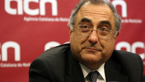 El conseller de Política Territorial i Obres Públiques de la Generalitat, Joaquim Nadal, a l'Agència Catalana de Notícies (ACN). Febrer de 2009. Foto: Albert Salamé (ACN)