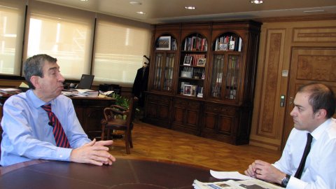 Entrevista del director de l'Agència Catalana de Notícies (ACN), Saül Gordillo, al cap de govern d'Andorra, Albert Pintat, l'endemà del compromís per aixecar el secret bancari i la mateixa setmana de la signatura de la Declaració de París amb què l'OCDE exclourà el principat de la llista negra de paradisos fiscals. Andorra. 13 de març de 2009. Foto: Oriol Bosch (ACN)