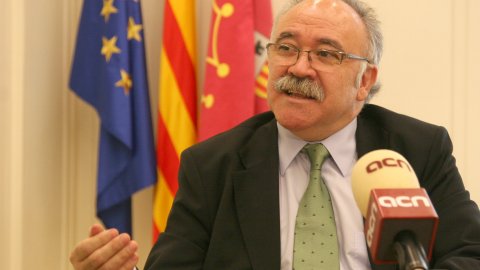 El vicepresident del Govern, Josep-Lluís Carod-Rovira, entrevistat per l'Agència Catalana de Notícies (ACN), l'endemà del seu anunci que avala la candidatura de Joan Puigcercós a les properes eleccions al Parlament de Catalunya. 17 d'abril de 2009. Foto: Albert Salamé (ACN)