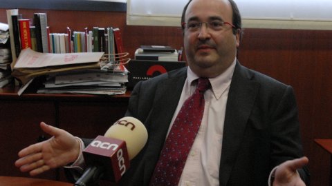 Miquel Iceta, viceprimer secretari i portaveu del PSC, entrevistat per l'Agència Catalana de Notícies (ACN). Parlament de Catalunya. 17 d'abril de 2009. 