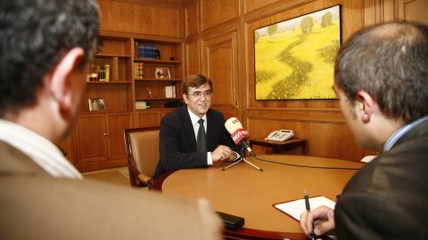 Entrevista del director de l'Agència Catalana de Notícies (ACN), Saül Gordillo, al president del govern balear, Francesc Antich. Consolat. Palma. 16 de juliol de 2009. Foto: Damià Prohens Lladó