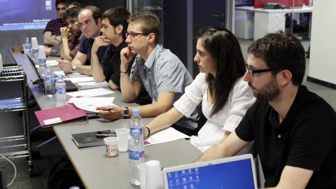Oriol Burgada, Marta Sierra, Xavier Pi, Oriol Bosch, Lluís Sibils, David Dotú i Xavier Alsinet, a la primera reunió de delegats de l'Agència Catalana de Notícies (ACN), amb Saül Gordillo, a la redacció de Via Laietana 33. 21 de maig de 2010. Foto: Oriol Campuzano (ACN) 