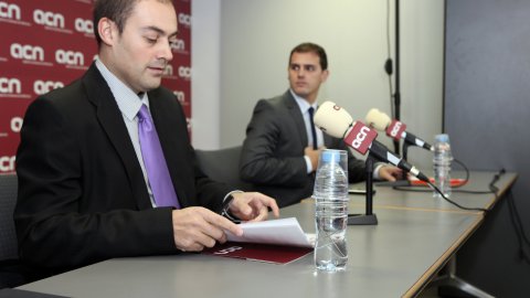 Roda de premsa del candidat de Ciutadans, Albert Rivera, a l'Agència Catalana de Notícies (ACN), emesa en directe per Internet i comentada a Twitter via #ACNdirecte, amb el seu director, Saül Gordillo. Barcelona. 15 de novembre de 2010. Foto: Oriol Campuzano (ACN)