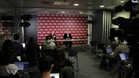 Roda de premsa del candidat d'ICV-EUiA, Joan Herrera, a l'Agència Catalana de Notícies (ACN), emesa en directe per Internet i comentada a Twitter via #ACNdirecte, amb el seu director, Saül Gordillo. Barcelona. 16 de novembre de 2010. Foto: Oriol Campuzano (ACN)