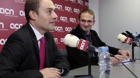 Roda de premsa del candidat d'ICV-EUiA, Joan Herrera, a l'Agència Catalana de Notícies (ACN), emesa en directe per Internet i comentada a Twitter via #ACNdirecte, amb el seu director, Saül Gordillo. Barcelona. 16 de novembre de 2010. Foto: Oriol Campuzano (ACN)