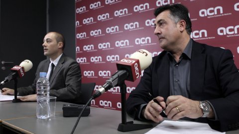 Roda de premsa del candidat d'ERC, Joan Puigcercós, a l'Agència Catalana de Notícies (ACN), emesa en directe per Internet i comentada a Twitter via #ACNdirecte, amb el seu director, Saül Gordillo. Barcelona. 22 de novembre de 2010. Foto: Oriol Campuzano (ACN)