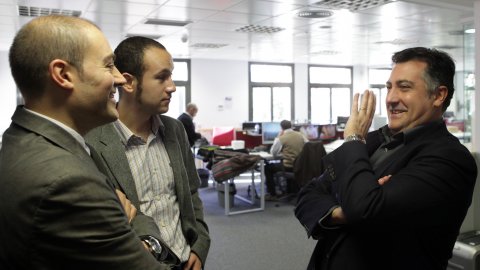Roda de premsa del candidat d'ERC, Joan Puigcercós, a l'Agència Catalana de Notícies (ACN), emesa en directe per Internet i comentada a Twitter via #ACNdirecte, amb el seu director, Saül Gordillo, i el redactor Pere Gendrau. Barcelona. 22 de novembre de 2010. Foto: Oriol Campuzano (ACN)