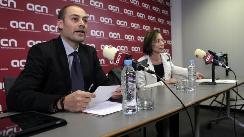 Roda de premsa de la candidata número 2 del PSC, Montserrat Tura, a l'Agència Catalana de Notícies (ACN), emesa en directe per Internet i comentada a Twitter via #ACNdirecte, amb el seu director, Saül Gordillo. Barcelona. 24 de novembre de 2010. Foto: Oriol Campuzano (ACN)