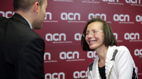 Roda de premsa de la candidata número 2 del PSC, Montserrat Tura, a l'Agència Catalana de Notícies (ACN), emesa en directe per Internet i comentada a Twitter via #ACNdirecte, amb el seu director, Saül Gordillo. Barcelona. 24 de novembre de 2010. Foto: Oriol Campuzano (ACN)