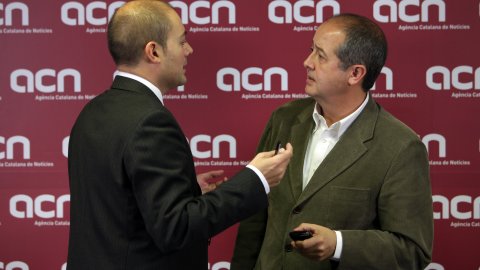 Roda de premsa del candidat número 3 de CiU, Felip Puig, a l'Agència Catalana de Notícies (ACN), emesa en directe per Internet i comentada a Twitter via #ACNdirecte, amb el seu director, Saül Gordillo. Barcelona. 26 de novembre de 2010. Foto: Oriol Campuzano (ACN)
