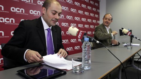 Roda de premsa del candidat número 3 de CiU, Felip Puig, a l'Agència Catalana de Notícies (ACN), emesa en directe per Internet i comentada a Twitter via #ACNdirecte, amb el seu director, Saül Gordillo. Barcelona. 26 de novembre de 2010. Foto: Oriol Campuzano (ACN)