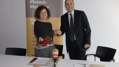Signatura de l'acord entre Tecnocampus Mataró-Maresme i l'Agència Catalana de Notícies (ACN). Alícia Romero, presidenta del Tecnocampus, i Saül Gordillo, director de l'ACN. Mataró. 25 de novembre de 2010. Foto: ACN