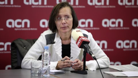 Roda de premsa de la candidata número 2 del PSC, Montserrat Tura, a l'Agència Catalana de Notícies (ACN), emesa en directe per Internet i comentada a Twitter via #ACNdirecte, amb el seu director, Saül Gordillo. Barcelona. 24 de novembre de 2010. Foto: Oriol Campuzano (ACN)
