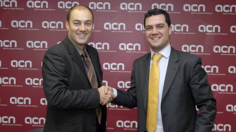 El director general de l'Agència de Qualitat d'Internet (IQUA), Alexandre Fernàndez, i el director de l'Agència Catalana de Notícies (ACN), Saül Gordillo, signen un acord de col·laboració entre les dues entitats per col·laborar en la creació d'un codi deontològic per a mitjans audiovisuals que garanteixi la credibilitat, el rigor i la qualitat a la Internet catalana. Barcelona. 16 de desembre de 2010. Foto: ACN