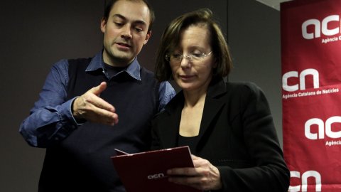 El director de l'Agència Catalana de Notícies (ACN), Saül Gordillo, amb la candidata a les primàries del PSC de Barcelona per optar a encapçalar la llista socialista a les municipals, Montserrat Tura, abans d'una entrevista a la redacció. Barcelona. 19 de gener de 2011. Foto: Oriol Campuzano (ACN)