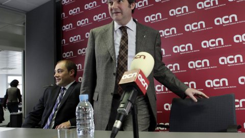 L'alcalde de Barcelona i candidat a les primàries del PSC per a les eleccions municipals del 22 de maig de 2011, Jordi Hereu, visita l'Agència Catalana de Notícies (ACN), amb el seu director, Saül Gordillo. Barcelona. 29 de gener de 2011. Foto: Oriol Campuzano (ACN)