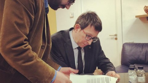 El conseller de Justícia, Carles Mundó, i el seu director de comunicació, Oriol Burgada, a Catalunya Ràdio abans de l'entrevista al programa 'Polièdric' de Catalunya Informació, amb Martí Farrero. 20 de gener de 2016