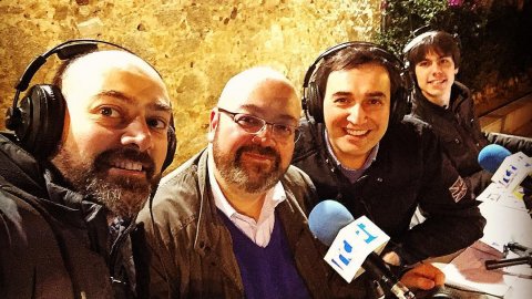 Entrevista amb Ràdio Calella, a la plaça de l'Església, pel Dia Mundial de la Ràdio. Calella. 13 de febrer de 2016
