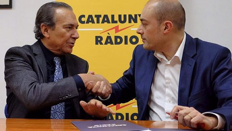 Acord entre els directors de Catalunya Ràdio, Saül Gordillo, i de Ràdio Tele-Taxi, Justo Molinero, per emetre els butlletins informatius horaris. 18 de març de 2016. Foto: Jordi Soteras (CCMA)