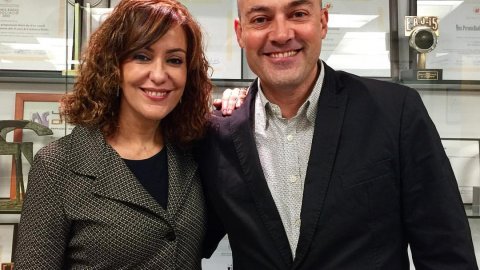 El director de Catalunya Ràdio, Saül Gordillo, amb Maria de la Pau Janer, del programa 'Les mil i una nits', premiat per l'Associació de Dones Periodistes. 24 de novembre de 2016