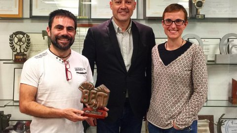 El director de Catalunya Ràdio, Saül Gordillo, amb Ester Plana i Quim Rutllant, del 'Mans', premi Best de Bestiari Festiu al millor programa i iniciativa de comunicació. 24 de novembre de 2016