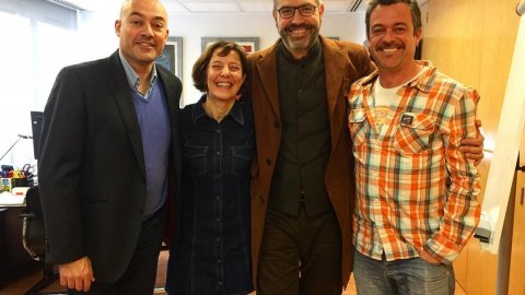 El director de Catalunya Ràdio, Saül Gordillo, i el cap de Continguts, Santi Faro, amb Manuel Forcano i Izaskun Arretxe, de l'Institut Ramon Llull, després d'una reunió de treball per implicar la ràdio pública en la projecció internacional de la literatura infantil en llengua catalana i els seus autors i il·lustradors. 1 de desembre de 2016