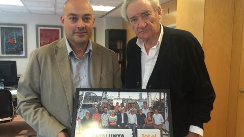 El director de Catalunya Ràdio, Saül Gordillo, lliura a Luis del Olmo una fotografia per al Museu de la Ràdio a Roda de Berà. Barcelona. 19 d'octubre de 2016 