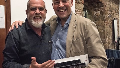 Conferència del director de Catalunya Ràdio, Saül Gordillo, sobre els mitjans de comunicació i les entitats i les xarxes socials amb motiu del 50è aniversari de Foto-Film Calella, a l'Ajuntament antic de Calella. A la fotografia, amb Quim Botey. 20 d'octubre de 2016