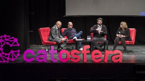 Ponència inaugural 'La Internet de les persones' a les jornades Catosfera 2016, a Girona, amb Josep M. Ganyet, enginyer informàtic, empresari; Saül Gordillo, director de Catalunya Ràdio i dels mitjans digitals de la Corporació Catalana de Mitjans Audiovisuals; Genís Roca, president de Roca&Salvatella; i Mariola Dinarès, periodista de Catalunya Ràdio i emprenedora digital. 13 d'octubre de 2016