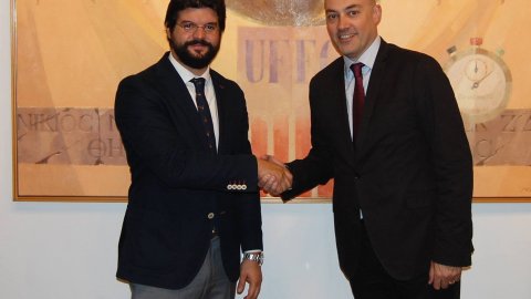 El director de Catalunya Ràdio, Saül Gordillo, amb el president de la Unió de Federacions Esportives de Catalunya, Gerard Esteva. 19 d'octubre de 2016