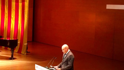 El director de Catalunya Ràdio, Saül Gordillo, llegeix el veredicte del 22è premi Cerverí, que recau en Adrià Puntí, per la lletra de la cançó 'la clau de girar el taller', als Premis Bertrana. Auditori de Girona. 22 de setembre de 2016