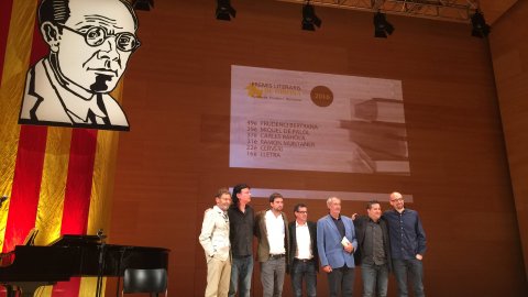El 22è premi Cerverí recau en Adrià Puntí, per la lletra de la cançó 'la clau de girar el taller', als Premis Bertrana. Auditori de Girona. 22 de setembre de 2016. Foto: Saül Gordillo