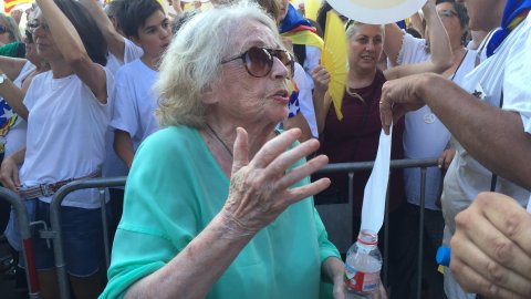 Programa especial de Catalunya Ràdio per la Diada de l'Onze de Setembre de 2016, a l'Arc de Triomf de Barcelona. L'actriu Montserrat Carulla es refugia a l'estand de Catalunya Ràdio. 11 de setembre de 2016. Foto: Saül Gordillo